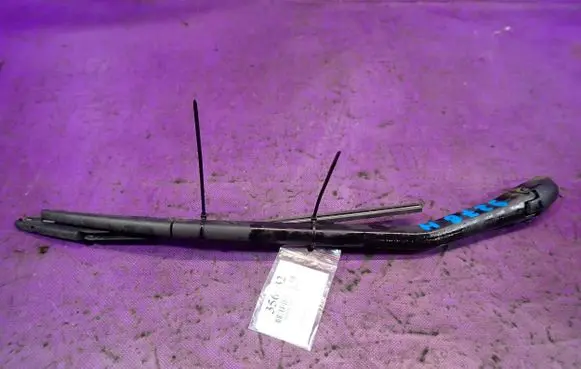 Rear wiper blade arm