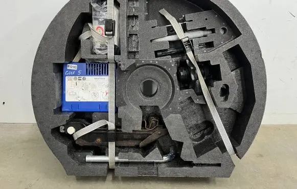 Volkswagen Golf V Tool box 8p0012109f
