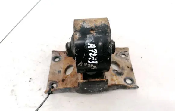 Nissan Primera Engine mount bracket