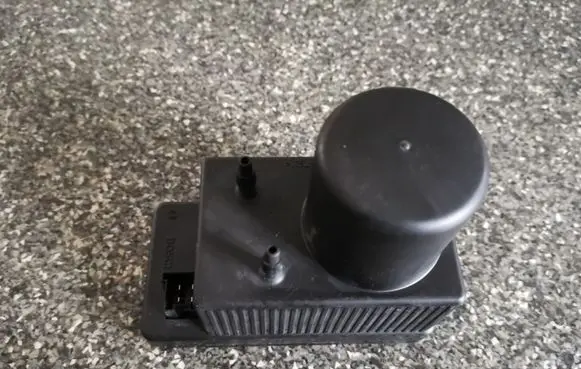Mercedes-Benz E W211 Central locking vacuum pump 2038000048 0132006365