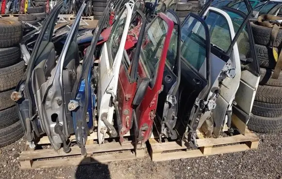 Mitsubishi Carisma Front door