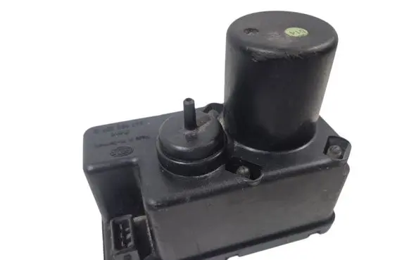 Audi 100 S4 C4 Central locking vacuum pump 443862257B