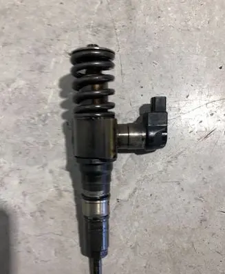 Volkswagen PASSAT B6 Fuel injector 03G130073T