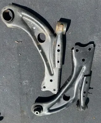Peugeot 3008 II Front control arm 8138522