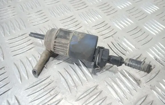 Volvo S40, V40 Windscreen/windshield washer pump