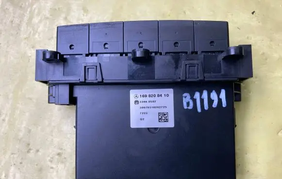 Mercedes-Benz B W245 Alarm switch 1698208410