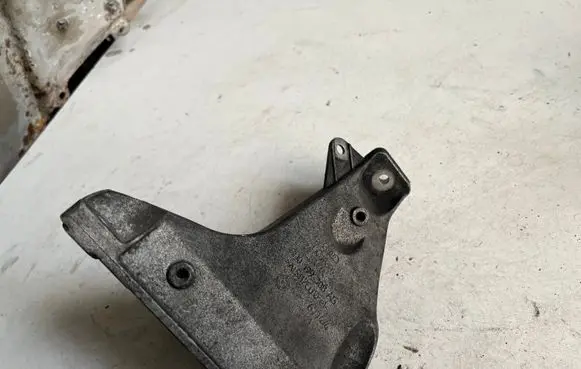 Engine mounting bracket