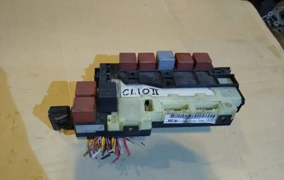 Renault Clio II Fuse module 8200031557