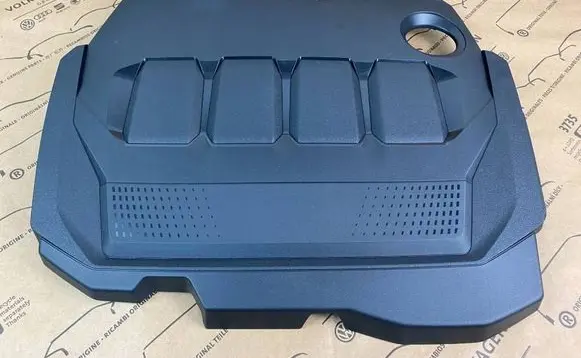 Volkswagen PASSAT B8 Engine cover (trim) 05L103925E