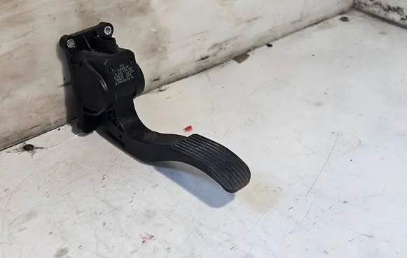 Mercedes-Benz Vito Viano W639 Accelerator throttle pedal A9063000404 0280755023