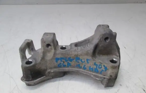 Peugeot 407 Engine mounting bracket