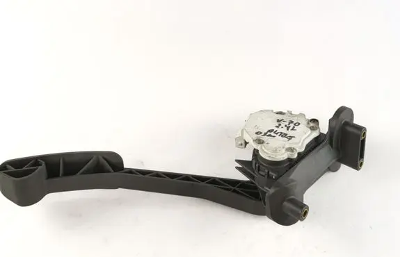 Volvo V70 Accelerator throttle pedal 30636003