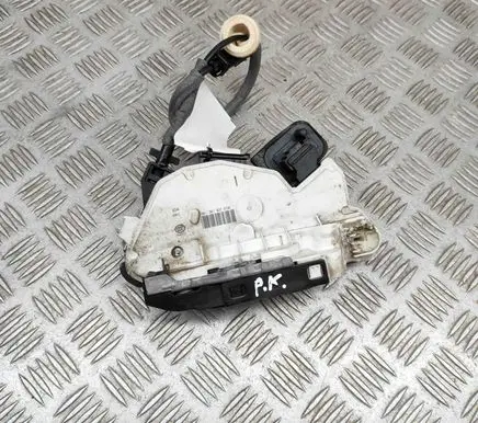 Volkswagen Golf VII Coupe door lock (next to the handle) 5K1837015E