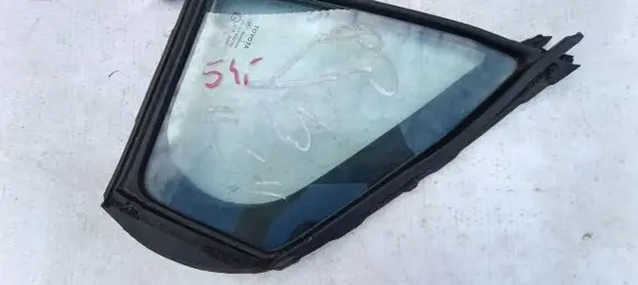 Toyota Yaris Sliding door window/glass 12447655309