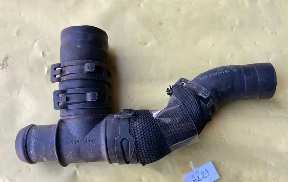 Mercedes-Benz C W203 Engine coolant pipe/hose A2038301996
