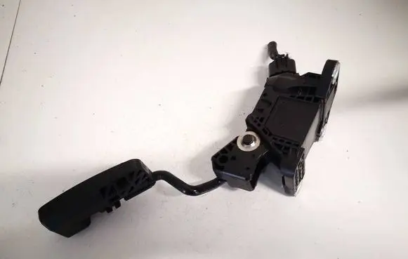 Accelerator throttle pedal
