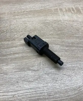 Volkswagen PASSAT B5 Brake pedal sensor switch 811907343B