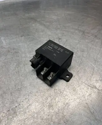 Mercedes-Benz E W210 Charging relay A0025423819 V23132A2001X14
