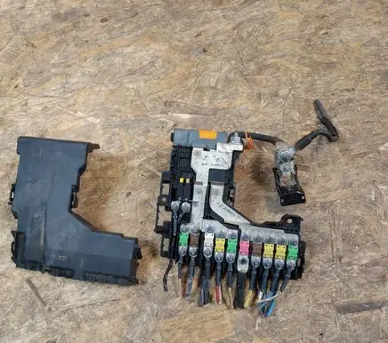 Peugeot 508 Fuse module 9665878080