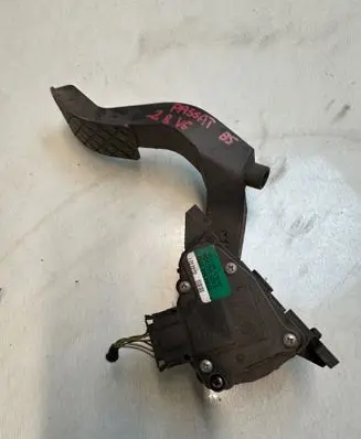 Volkswagen PASSAT B5 Accelerator throttle pedal 8D1721523E