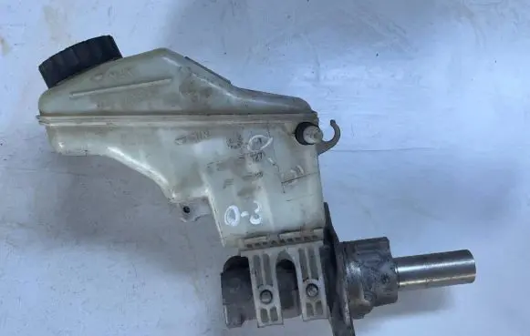 Opel Corsa D Brake fluid reservoir 0204051127