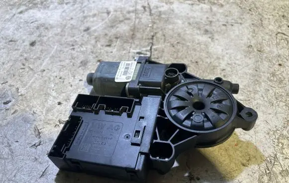 Volkswagen PASSAT B7 Front door window regulator motor 3AA959702A 988693312 3AA837462