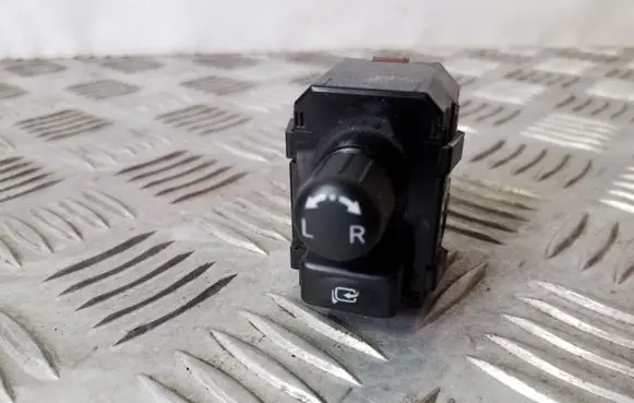 Wing mirror switch