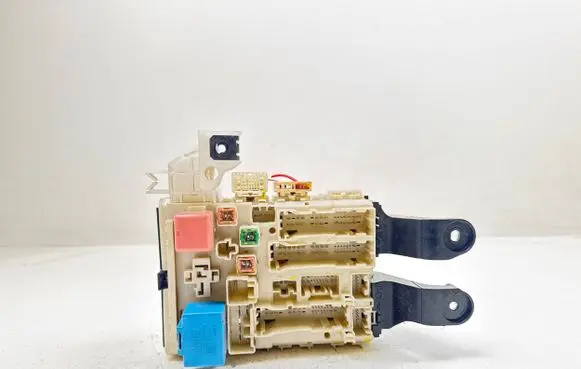 Toyota Avensis T270 Fuse module 8273005170C 154210113