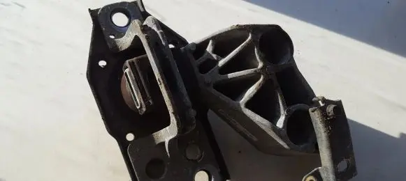 Nissan X-Trail T31 Engine mount bracket F6226140