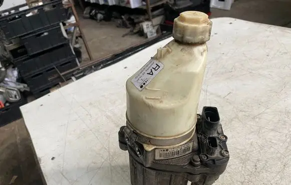 Opel Astra H Power steering pump 13192897