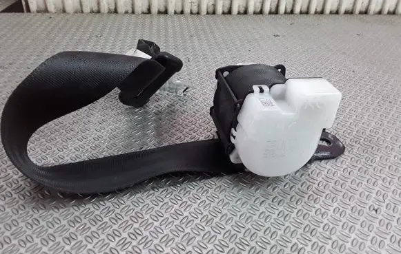 Mitsubishi Lancer X Rear seatbelt