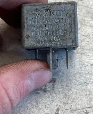 Volkswagen PASSAT B5.5 Other relay 141951253b
