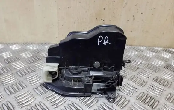 BMW X1 E84 Front door lock 7202144