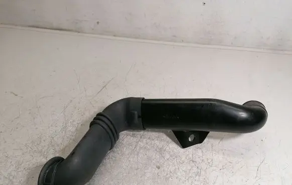 Coolant pipe/hose