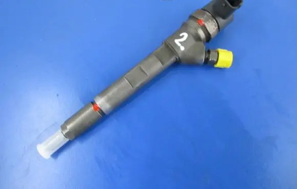 Chrysler Grand Voyager IV Fuel injector 33030521
