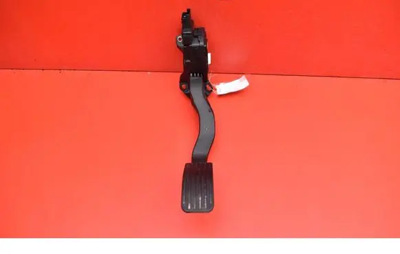 Accelerator throttle pedal