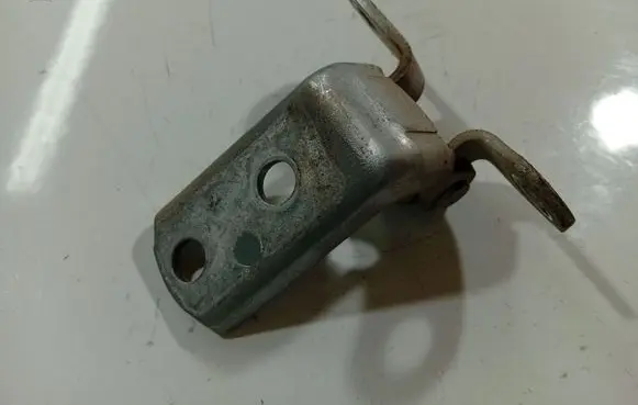 Toyota Avensis Verso Rear door lower hinge 