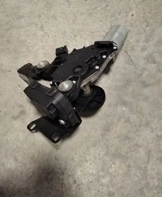 BMW 5 E60 E61 Tailgate window lock/catch/latch 8218849