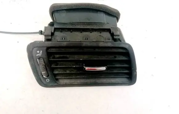 Volkswagen PASSAT B6 Dash center air vent grill P0108667 T002437511