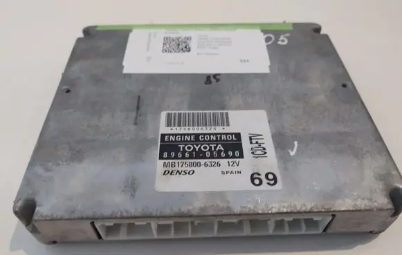 Toyota Avensis T250 Engine control unit/module 8966105690 MB1758006326