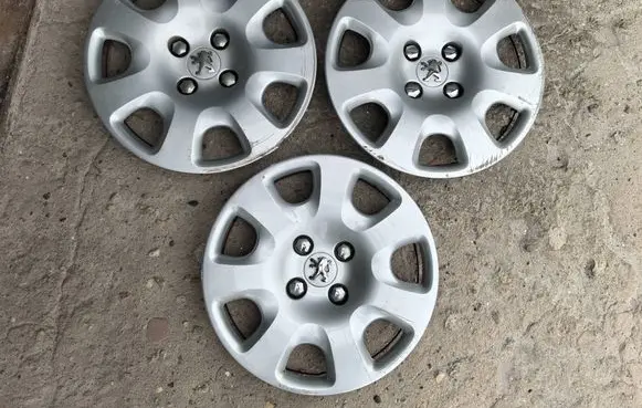 Peugeot 307 R15 wheel hub/cap/trim 9661979880