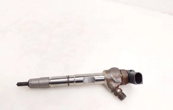 Volkswagen PASSAT B8 Fuel injector 0445110473 04L130277AD