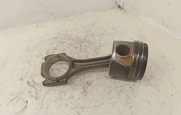 Volkswagen Tiguan Piston with connecting rod