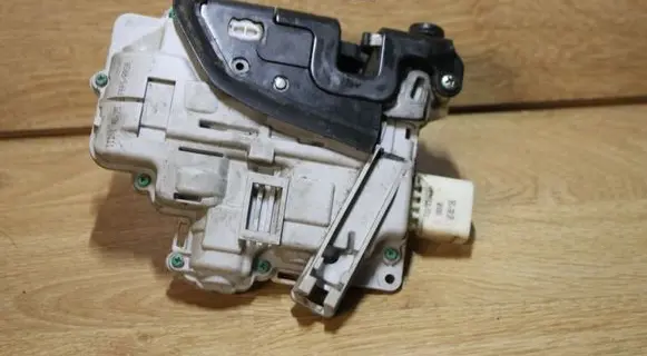 Audi A4 S4 B7 8E 8H Front door lock 8E1837016AA