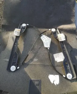 Dodge Journey Front window lifting mechanism without motor