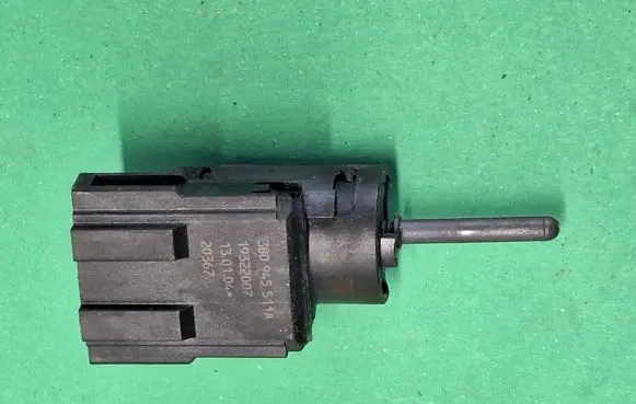 Volkswagen Golf V Brake pedal sensor switch 3B0945511A