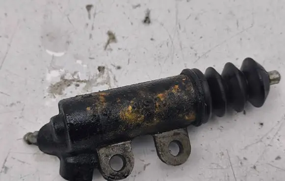 Toyota Corolla E120 E130 Clutch slave cylinder 