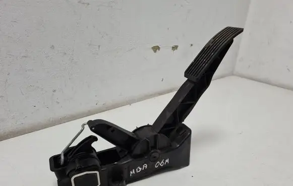 Mercedes-Benz A W169 Accelerator throttle pedal A16930003