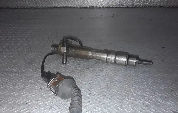 Volkswagen Golf III Fuel injector 028130201J