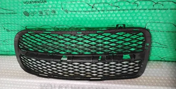 Volkswagen Touareg I Front bumper lower grill 7L6853665A